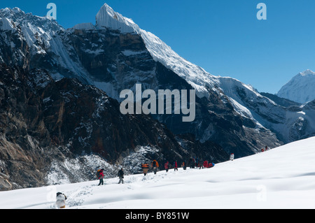 Il trekking attraversa il Cho La Pass nella regione dell Everest del Nepal Foto Stock