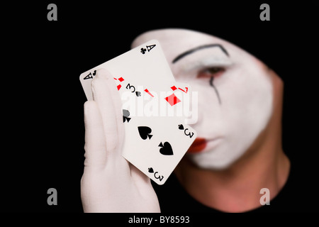 Ritratto di mime con carte da gioco su sfondo nero Foto Stock