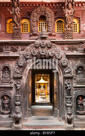 L'ingresso al Tempio d'oro nell'antica Patan, vicino a Kathmandu, Nepal Foto Stock