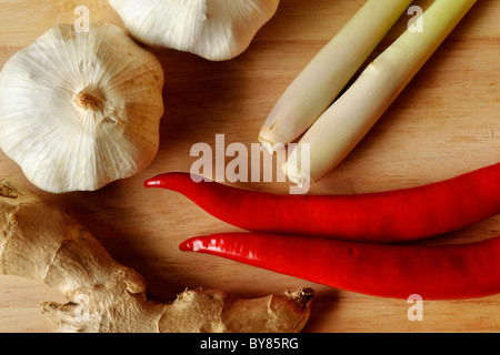 Aglio, peperoncino, erba di limone e zenzero, alcuni degli ingredienti di base del lontano Oriente per la cottura Foto Stock