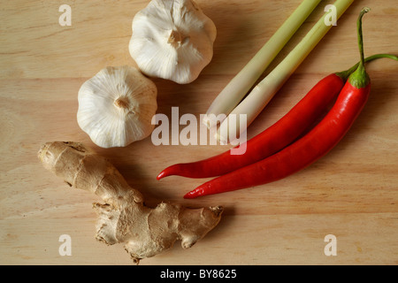 Aglio, peperoncino, erba di limone e zenzero, alcuni degli ingredienti di base del lontano Oriente per la cottura Foto Stock