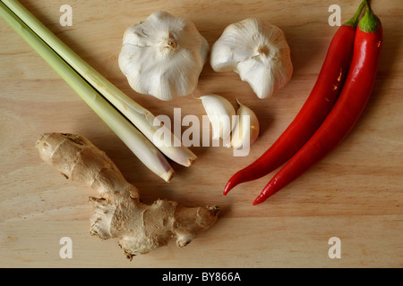 Aglio, peperoncino, erba di limone e zenzero, alcuni degli ingredienti di base del lontano Oriente per la cottura Foto Stock