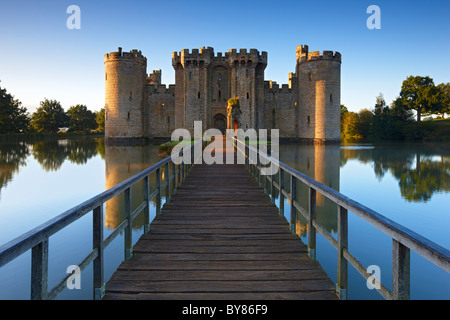 La calda luce del alba lucenti oltre Bodium Castello, East Sussex Foto Stock