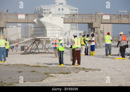 La spiaggia di Pensacola - luglio 7: olio i lavoratori continuano a pulire la spiaggia di olio su luglio 7, 2010 nella spiaggia di Pensacola, FL. Foto Stock