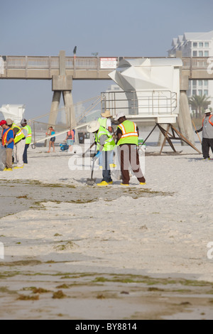 La spiaggia di Pensacola - luglio 7: olio i lavoratori continuano a pulire la spiaggia di olio su luglio 7, 2010 nella spiaggia di Pensacola, FL. Foto Stock