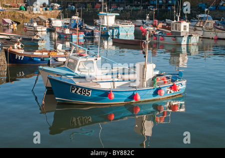 Porto Mevagissey in Cornwall Inghilterra Occidentale con poche barche da pesca ormeggiate fino Foto Stock