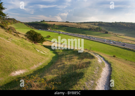 M40 Autostrada da Aston Rowant Riserva Naturale Nazionale in Chilterns Oxfordshire Foto Stock