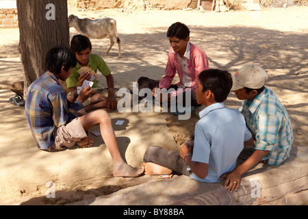 India Rajasthan, deserto di Thar, villaggio cinque ragazzi giocare a carte Foto Stock