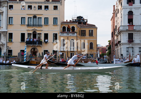 Le donne di gara su mascarete barche durante Venezia Regata Storica Foto Stock