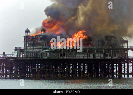 Il fuoco distrugge l'iconico West Pier di Brighton dopo un attacco di arson - 28th marzo 2003 Foto Stock