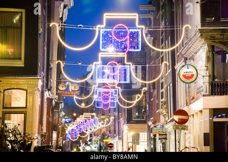 Amsterdam, de Negen Straatjes. Luci festive al crepuscolo e durante la stagione delle vacanze in Nove Piccole Strade area dello shopping. Foto Stock