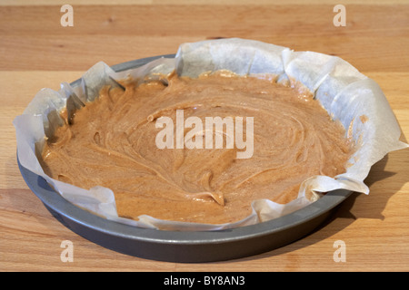 Miscela per torte sparsi in unto da forno rivestita di carta da forno sandwich rotondo stagno Foto Stock