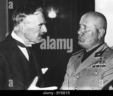 NEVILLE CHAMBERLAIN del Primo ministro britannico a sinistra e Mussolini durante le discussioni sull'accordo di Monaco di Baviera nel settembre 1938 Foto Stock