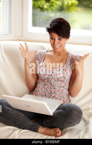 Ragazza con il computer portatile Foto Stock