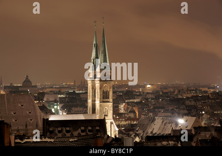 Scena notturna da Norimberga con la Chiesa di San Lorenzo in primo piano Foto Stock