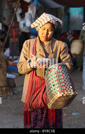 La Birmania,Birmania,Myanmar, 20100223,mercato donna Foto Stock