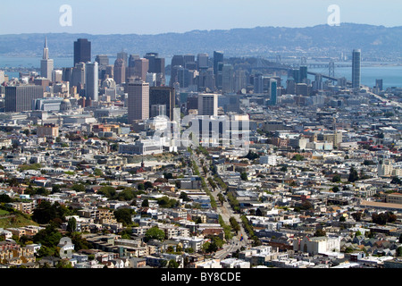Vista della città e Market Street da Twin Peaks a San Francisco, California, Stati Uniti d'America. Foto Stock