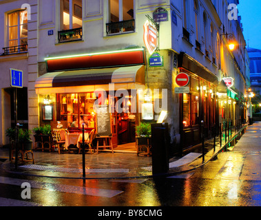 Un accogliente bistro parigino di notte Foto Stock