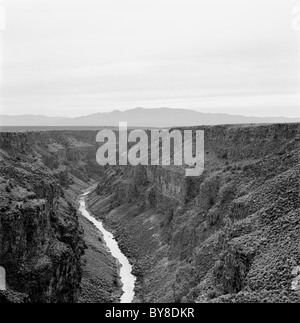 Visualizza in basso del fiume Rio Grande canyon dal ponte a nord di Taos, Nuovo Messico. Foto Stock