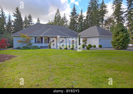 White Classic American house con ombre scure su windows e lunga passerella Foto Stock