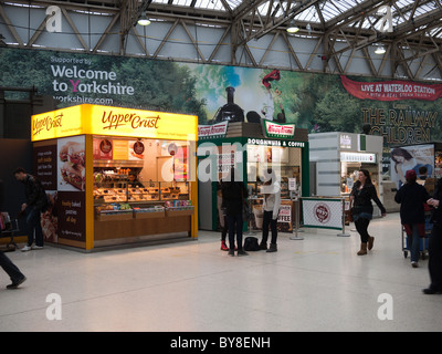 Fast food dell'atrio alla stazione ferroviaria di Waterloo Londra Inghilterra Foto Stock