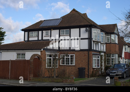 Riscaldamento di acqua solare pannello sul lato di una casa a Londra, Inghilterra Foto Stock