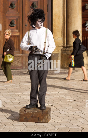 Street performer vestito come Edward Mani di Forbice in Rynek Glowny la Piazza del Mercato di Cracovia in Polonia Foto Stock