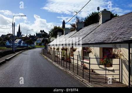 Villette a schiera in Killala, luogo di atterraggio del generale Humbert e 1100 le truppe francesi nel 1798, nella contea di Mayo, Irlanda Foto Stock