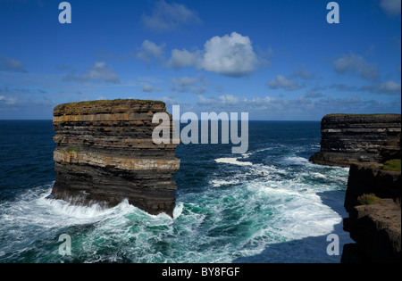 Mare Doonbrisyty pila off le scogliere di Downpatrick Head, County Mayo, Irlanda Foto Stock