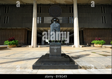 Statua di Padre Damiano davanti di State Capitol Building Honolulu Hawaii Oahu isola del Pacifico Foto Stock