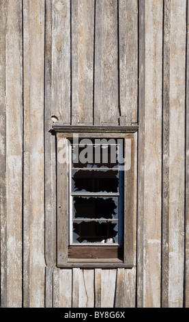 Un vecchio edificio di legno con un vetro rotto, sul Mescalero American Indian Reservation, Nuovo Messico. Foto Stock