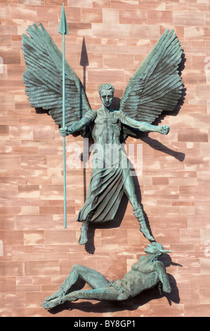 San Michele è la vittoria contro il diavolo, scultura da Sir Jacob Epstein presso il St Michael's o Coventry Cathedral, Inghilterra. Foto Stock