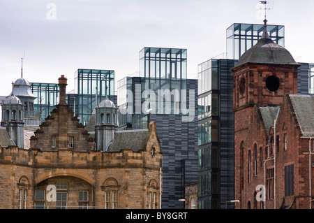 Riqualificazione a Quartermile in Edinburgh la produzione di forti contrasti tra il vecchio e il nuovo. La Scozia. Foto Stock