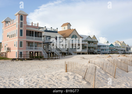 Una fila di lusso case sulla spiaggia la linea delle dune lungo le rive del Golfo, Alabama costa. Foto Stock