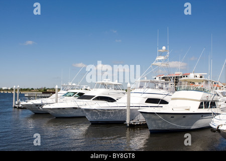 Costoso luxury yachts rimanere agganciato al molo di Pensacola, Florida. Foto Stock