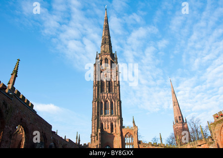 Vecchia Cattedrale Coventry guglia con chiesa della Santa Trinità in background. West Midlands in Inghilterra. Foto Stock