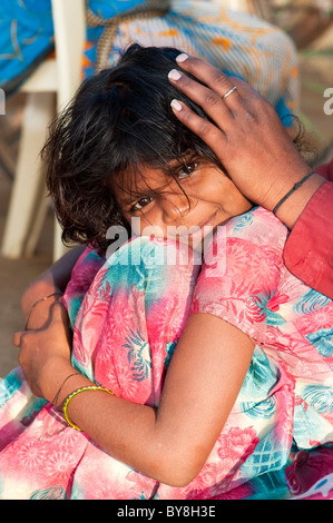 Madre indiana nitpicking giovani ragazze in testa un rurale villaggio indiano. Andhra Pradesh, India Foto Stock