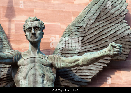 San Michele è la vittoria contro il diavolo, scultura da Sir Jacob Epstein presso il St Michael's o Coventry Cathedral, Inghilterra. Foto Stock