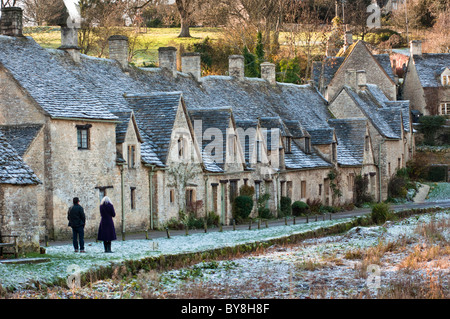 Arlington Row - XVII secolo tessitori cottages, costruito in pietra di Cotswold, nel pittoresco villaggio di Bibury, GLOUCESTERSHIRE REGNO UNITO Foto Stock