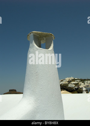 Insoliti comignoli e tetti sull'isola greca di Santorini nel Mare Egeo Foto Stock