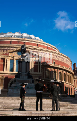 Animatori spagnolo al di fuori della Royal Albert Hall di Londra, Inghilterra Foto Stock