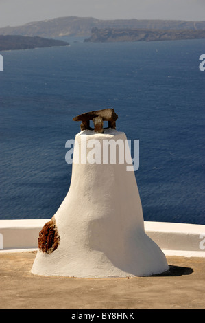 Insoliti comignoli e tetti sull'isola greca di Santorini nel Mare Egeo Foto Stock