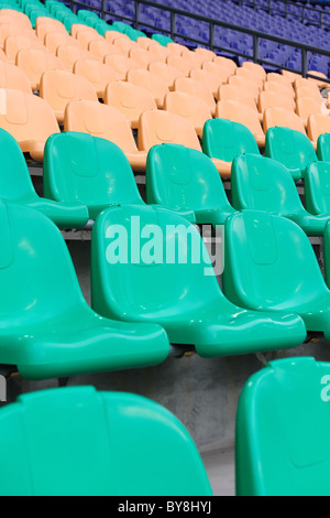 Le sedie in stadio sportivo Foto Stock