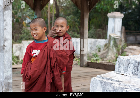 I monaci birmani di Yangon, Myanmar. (Birmania) Foto Stock