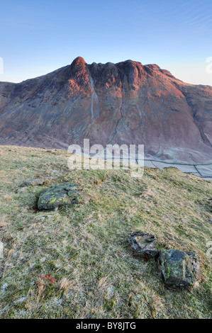 Prima luce su The Langdale Pikes nel Lake District inglese. Preso dalla band su Bowfell Foto Stock