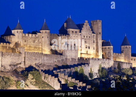 Carcassonne, Francia - mura della città medievale al crepuscolo Foto Stock