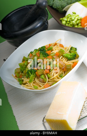 Italian spaghetti con freschi fatti in casa la salsa di verdure Foto Stock