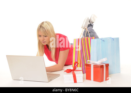 Giovane donna shopping online Foto Stock