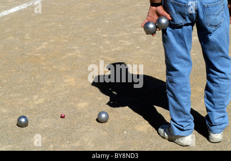 Uomo con due bocce contemplando la sua prossima mossa, Provenza, Francia. Foto Stock