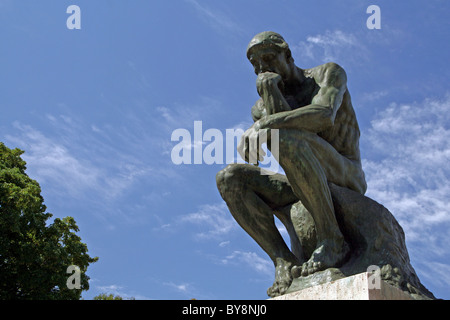 Scultura di 'Il Pensatore" di Auguste Rodin (1840-1917) nei giardini del Museo Rodin, Parigi Foto Stock